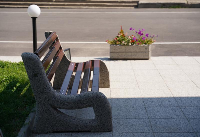 ETE Pictures CONCRETE BENCH 2 7D795966-615B-C302-0A44-5FFD8542B7B5.jpg